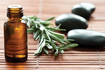 Aceite de árbol de té para hongos en las uñas de los pies.