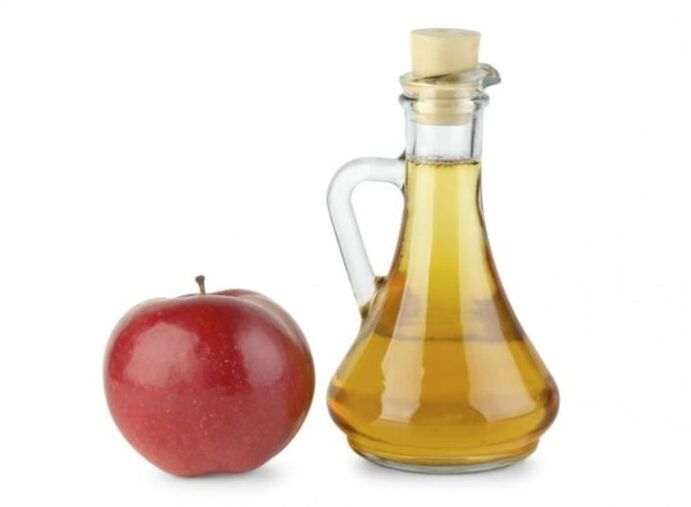 Vinagre de manzana para tratar los hongos en las uñas de los pies.